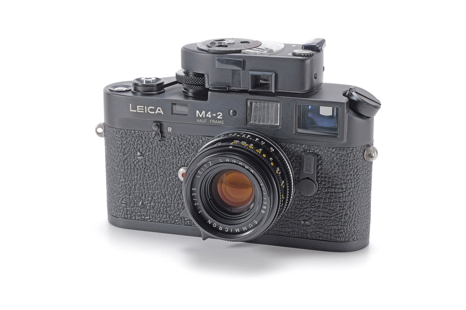 Leica M4-2 "Half Frame" 18x24: Im Leitz Katalog für den Fachhandel vom Oktober 1976 wurden die Leica M4-2 und die sucherlose Version Leica MD-2 erstmals gelistet. Zudem wird mit dem Vermerk "In Vorbereitung" eine