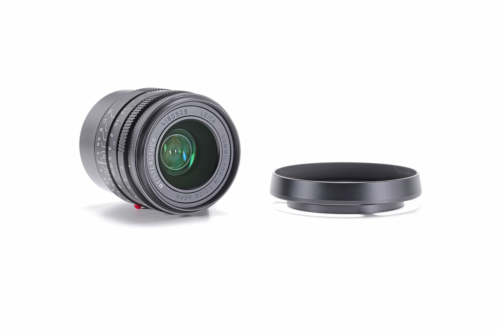 Leica Summicron-M 28mm f/2 ASPH. "Meisterstück": Objektiv mit matt-schwarz verchromter Oberfläche mit grau ausgelegten Gravuren. Passend zu der auf 50 Exemplare streng limitierten Sonderedition der Leica M9-P "Meisterstück". Mit sauberer Optik.