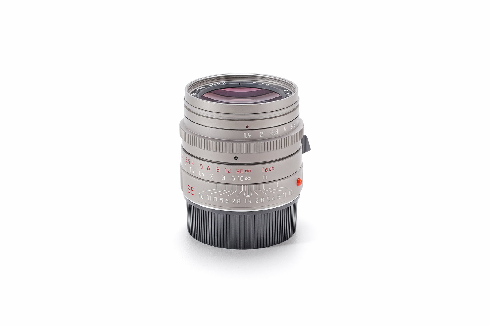 Leica Summilux-M 35mm f/1.4 ASPH. titanium: In nahezu neuwertigem Zustand. Die Optik mit leichter Beschlagsbildung und Staubeinschlüssen. In almost like new condition. The optics with slight haze and dust inclusions. Serial Number: 3748540 Pro