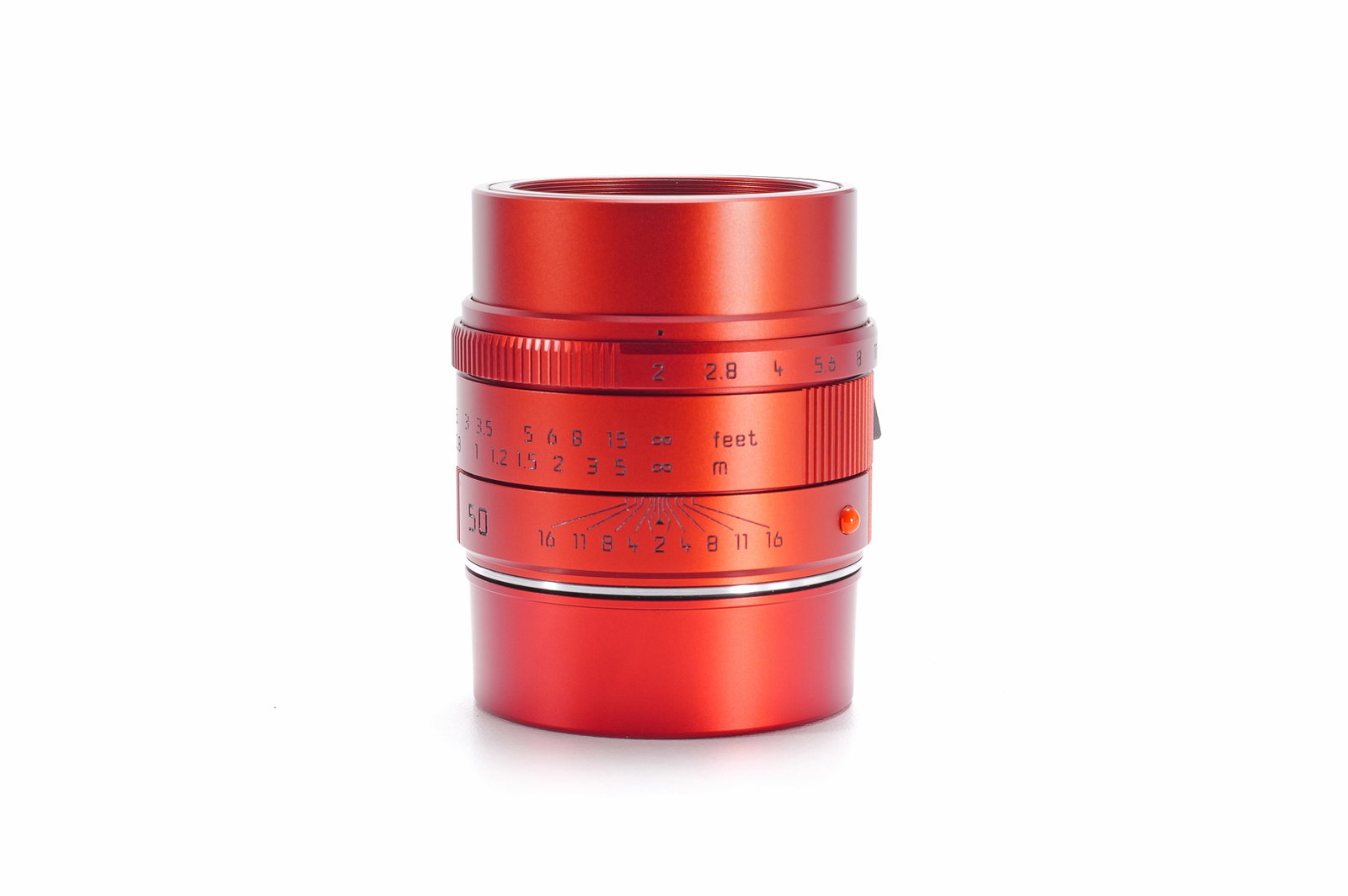 Leica APO-Summicron-M 50mm f/2 ASPH. red anodized Sample: Im Jahr 2016 produzierte Leica Camera das berühmte Leica APO-Summicron-M 1:2/50 mm ASPH. in einer limitierten, rot eloxierten Ausführung. Dieses Sondermodell war auf weltweit 100 Exemplare streng li
