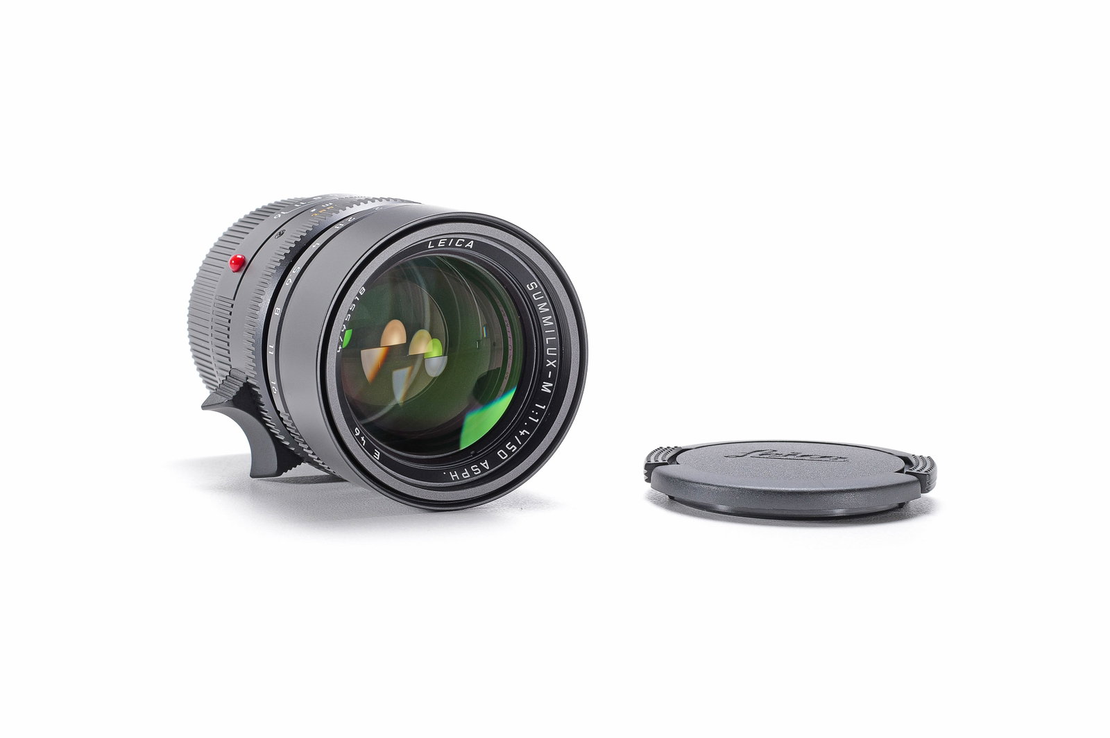 Leica Summilux-M 50mm f/1.4 ASPH. : Schwarz eloxierte Version in neuwertigem Zustand. Die Optik mit leichter Beschlagsbildung. Dabei: Beide Deckel und Lederköcher. Black anodized version in like new condition. The optics with slight