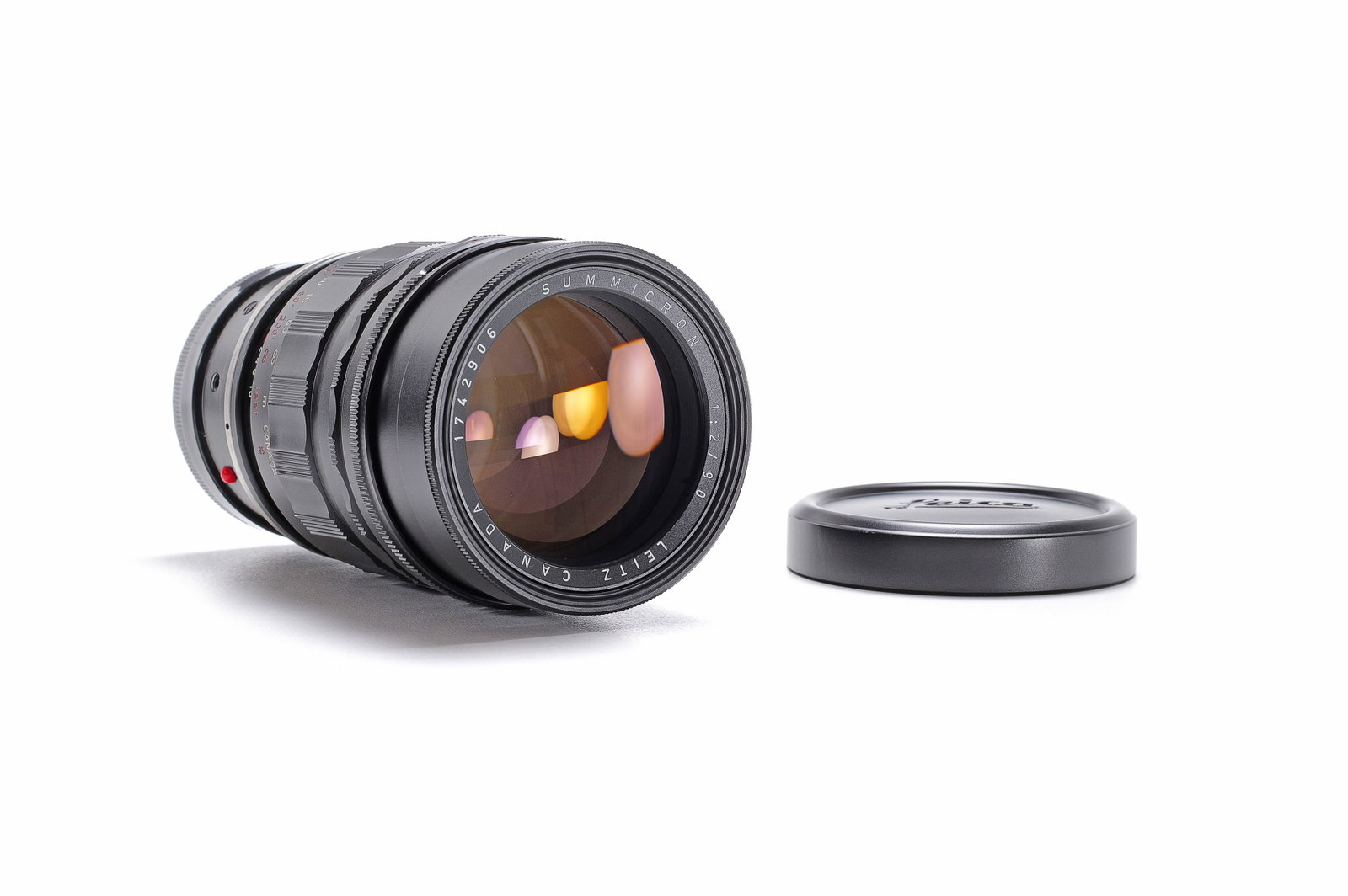 Leitz Summicron 90mm f/2 black: Seltene Version des SEOOF mit Blendenvorwahl. Wie üblich bei der schwarzen Version sind nur ein Ring und zwei Schrauben schwarz lackiert, alle übrigen äußeren Fassungsteile sind schwarz eloxiert. 