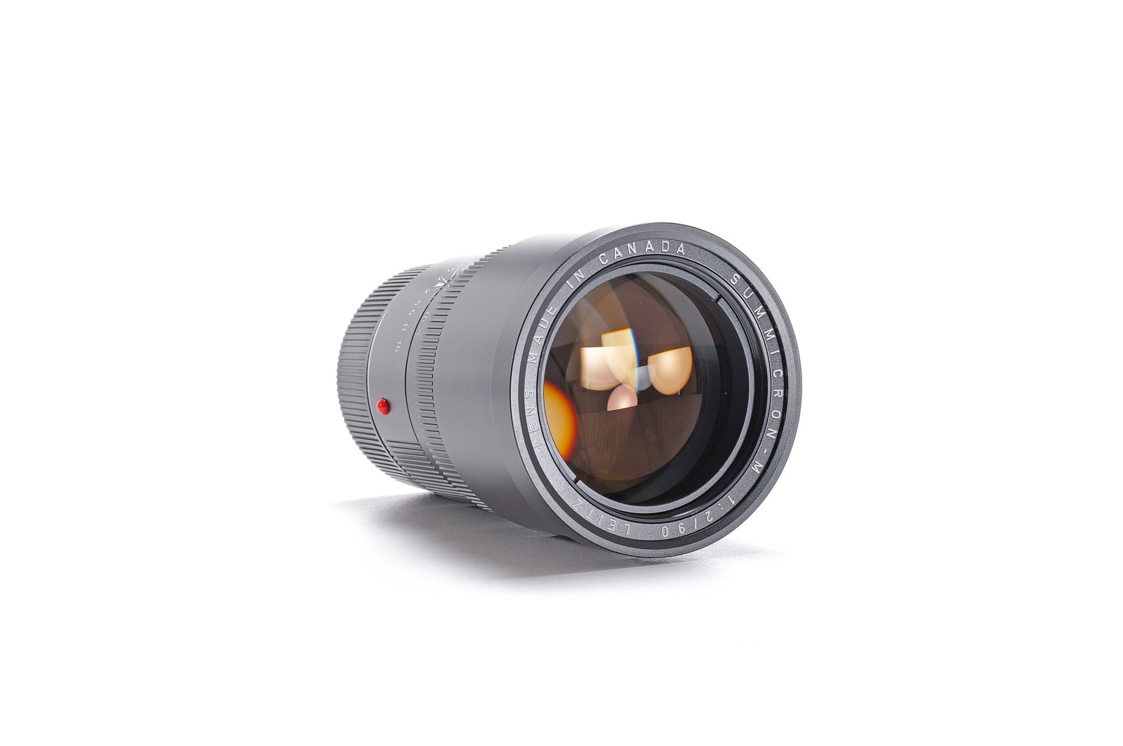 Leitz Summicron-M 90mm f/2: Erste Version des im Jahr 1977 zur Leica M4-2 vorgestellten Summicron 90 mm mit Bestellnummer 11136. Mit Filtergewinde E49 und ausziehbarer Gegenlichtblende, die den Blendeneinstellring im