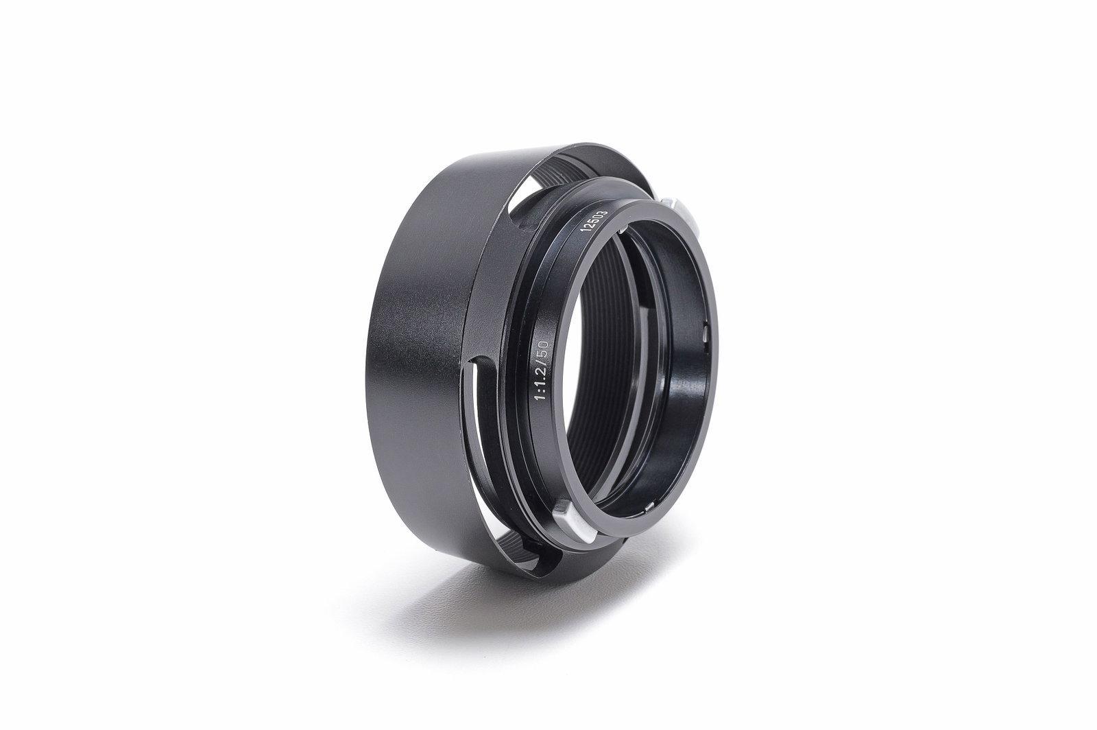 Leitz Lens Hood 12503 for Noctilux 50mm f/1.2: Für das berühmte erste Noctilux, selten einzeln angeboten. In sehr schönem Zustand. For the famous first Noctilux, rarely offered separately. In very fine condition. Serial Number: - Production