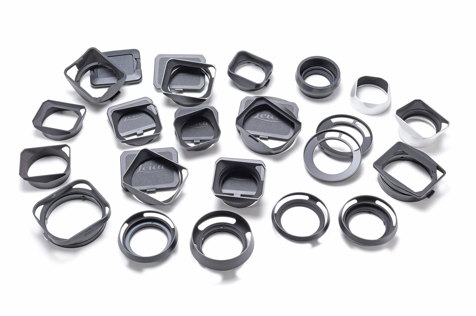 Leitz & Leica M Lens Hoods (Lot): Lot aus 23 diversen Gegenlichtblenden, zumeist in neuwertigem Zustand, teilweise mit Deckel. Lot of 23 various lens hoods, mostly in like new condition, some with cap. Serial Number: - Production
