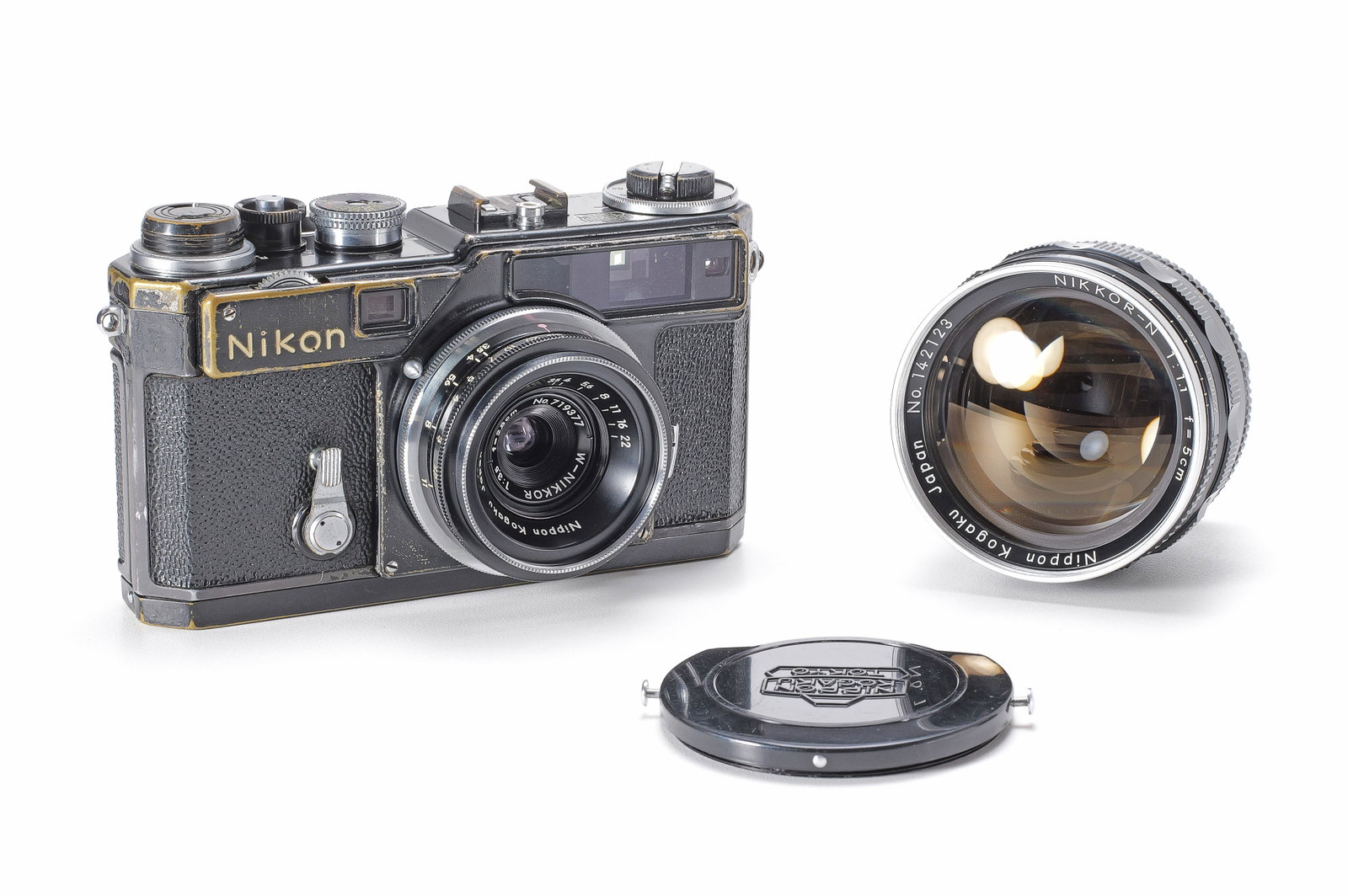 Nikon SP black paint : Kamera außerhalb der bekannten Seriennummernkreise der schwarz lackierten Nikon SP Kameras in stark gebrauchtem Zustand. Mit sehr schönem W-Nikkor 1:3.5/2,8 cm No. 719377 und nahezu neuwertigem