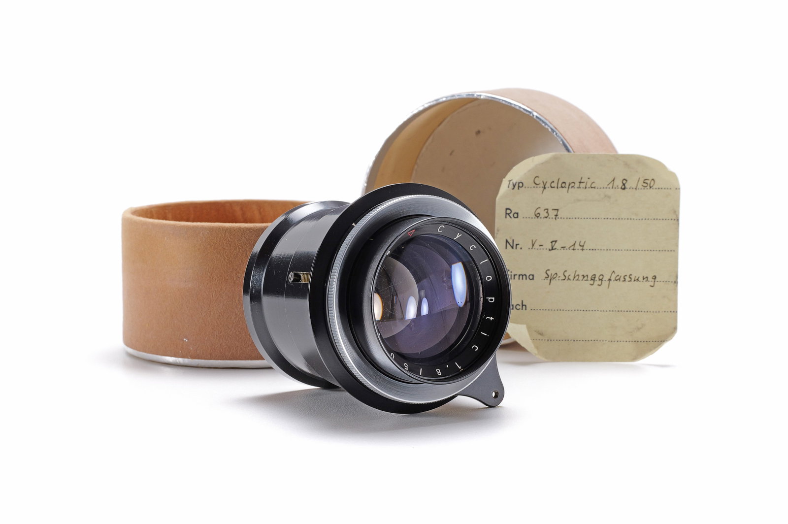 Schneider-Kreuznach Cycloptic 50mm f/1.8: Uns bis dato unbekanntes, schwarz lackiertes Spezialobjektiv in Schneckengangfassung. Mit Notiz, bezeichnet "Ra 637, Nr. V-V-14, Firma Sp. Schnggfassung" in passender Schneider Originalverpackung. Die