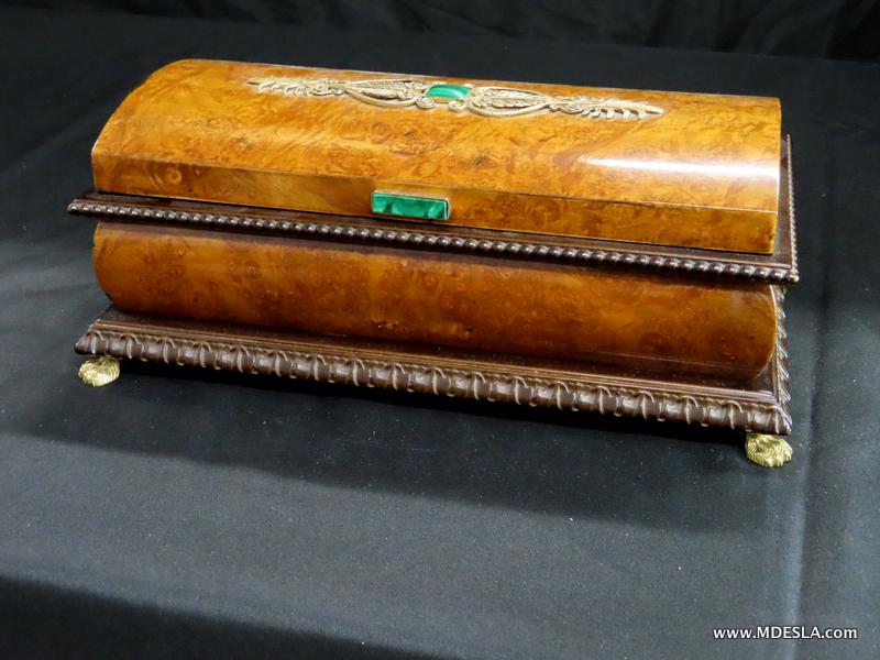 Reuge Music Box with 3 tunes: Very Rare Reuge Music Box with 3 tunes. With Malachite inlay, and flower pattern inlay. Even rarer is the yellow plastic cover over the music player. Local Pick Up or Third Party Shipping Required. 5x