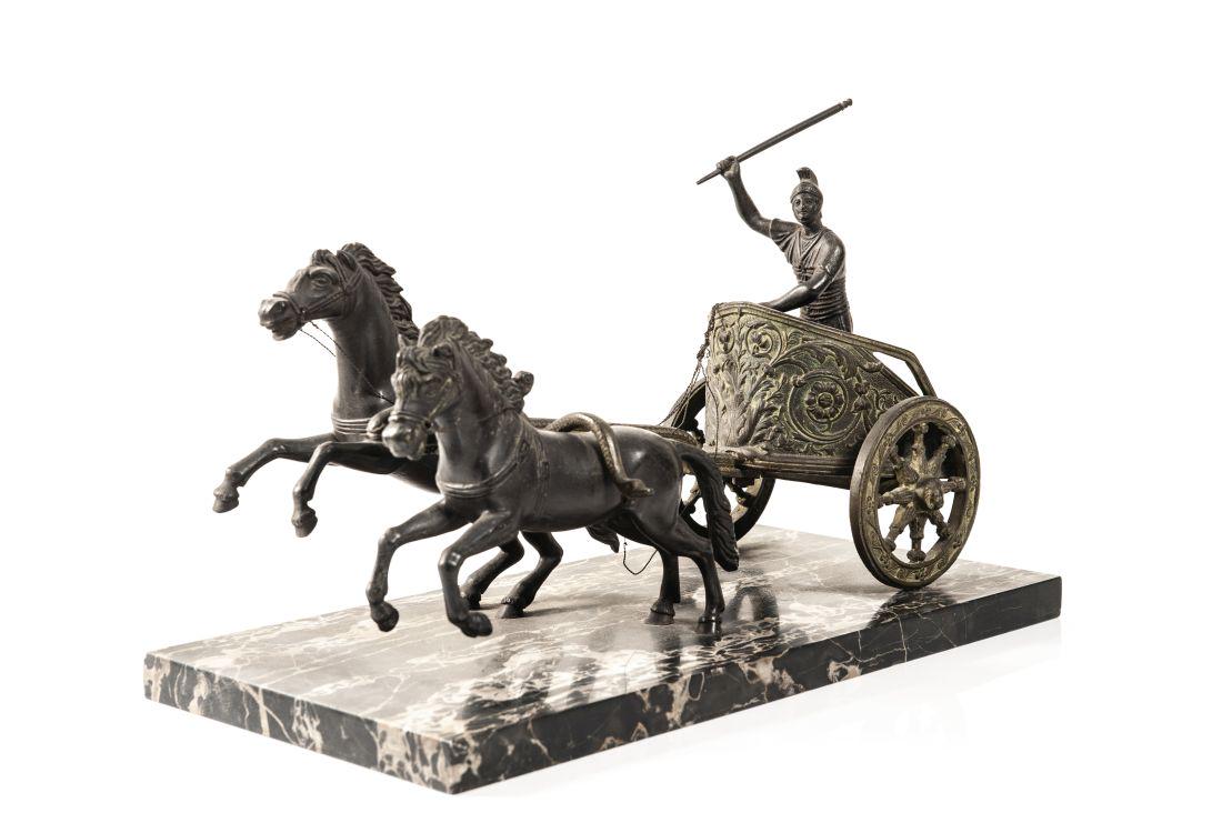 Biga in bronzo, inizio XX secolo: Biga in bronzo con basamento in marmo Portoro, inizio XX secolo. Cm 40 x 20 x H 26