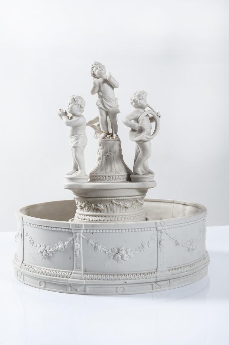 Centrotavola in porcellana di Biscuit, Napoleone III: Centrotavola in porcellana di Biscuit con putti, epoca Napoleone III.Cm 27 diametro x H 30