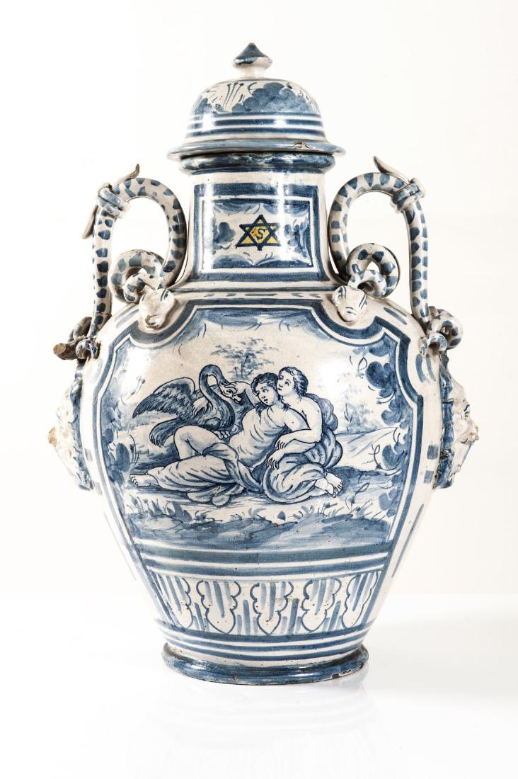 Antica Anfora Albissola, in maiolica: coperchio con manici a serpentello e figure mitologiche, con decorazioni bianche e blu Cm 42 x H 54