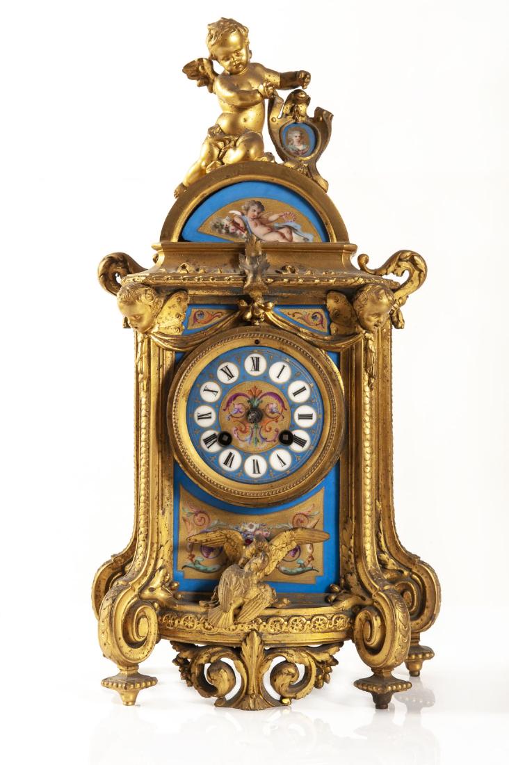 Orologio in bronzo dorato, seconda metà XIX secolo: Orologio in bronzo dorato con placche in porcellana di Sevres e quadrante a numeri Romani, Francia, seconda metà XIX secolo.Cm 23 x H 46