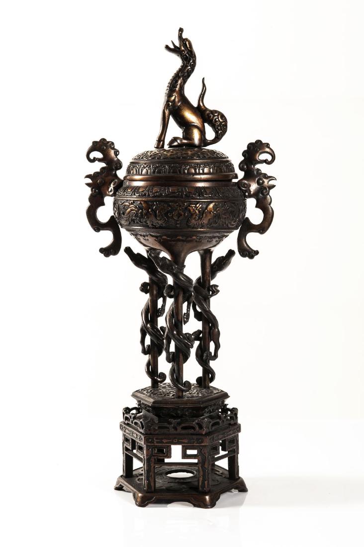 Bruciaprofumi orientale in bronzo brunito, XX secolo: Bruciaprofumi orientale in bronzo brunito con figure antropomorfe, XX secolo.Cm 18 x H 44
