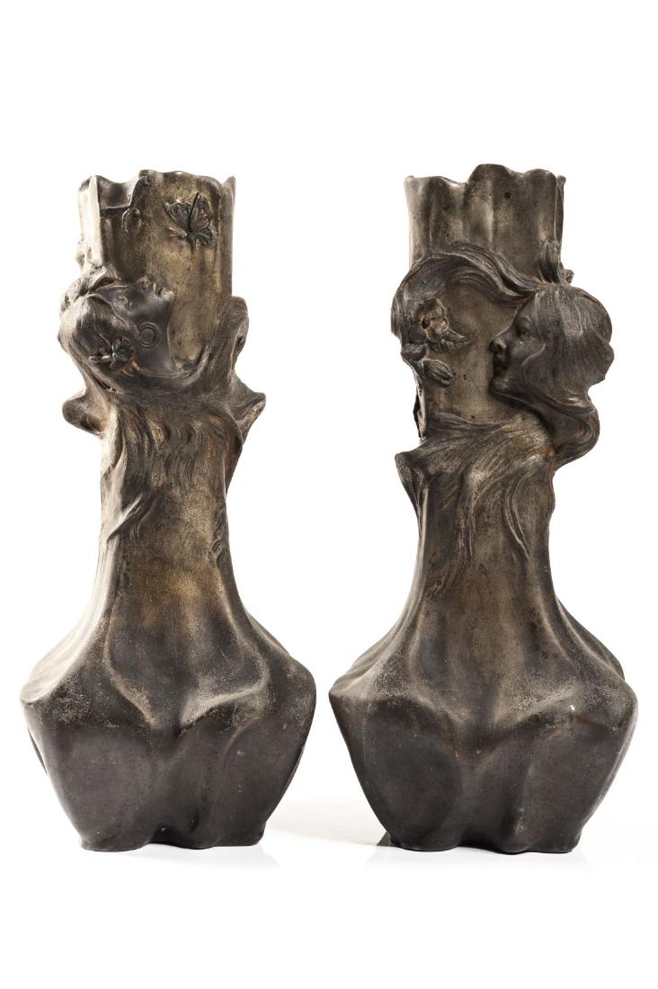 Coppia di vasi in bronzo, XX secolo: Coppia di vasi in bronzo con figure femminili firmati, XX secolo.Cm 17 x H 42