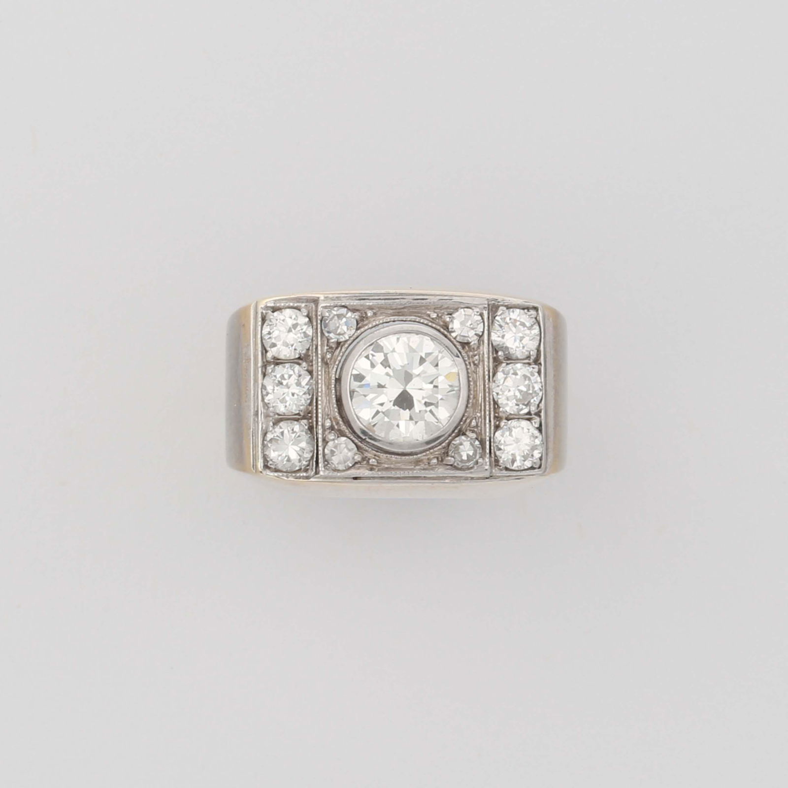 DIAMOND RING: White gold 750, 7.4 g. Classic-elegant ring, the front side set with 1 big brilliant-cut diamond of approx. 0.8 ct, H/SI, as well as 10 further diamonds totaling approx. 0.45 ct, H/SI. Ring size appro