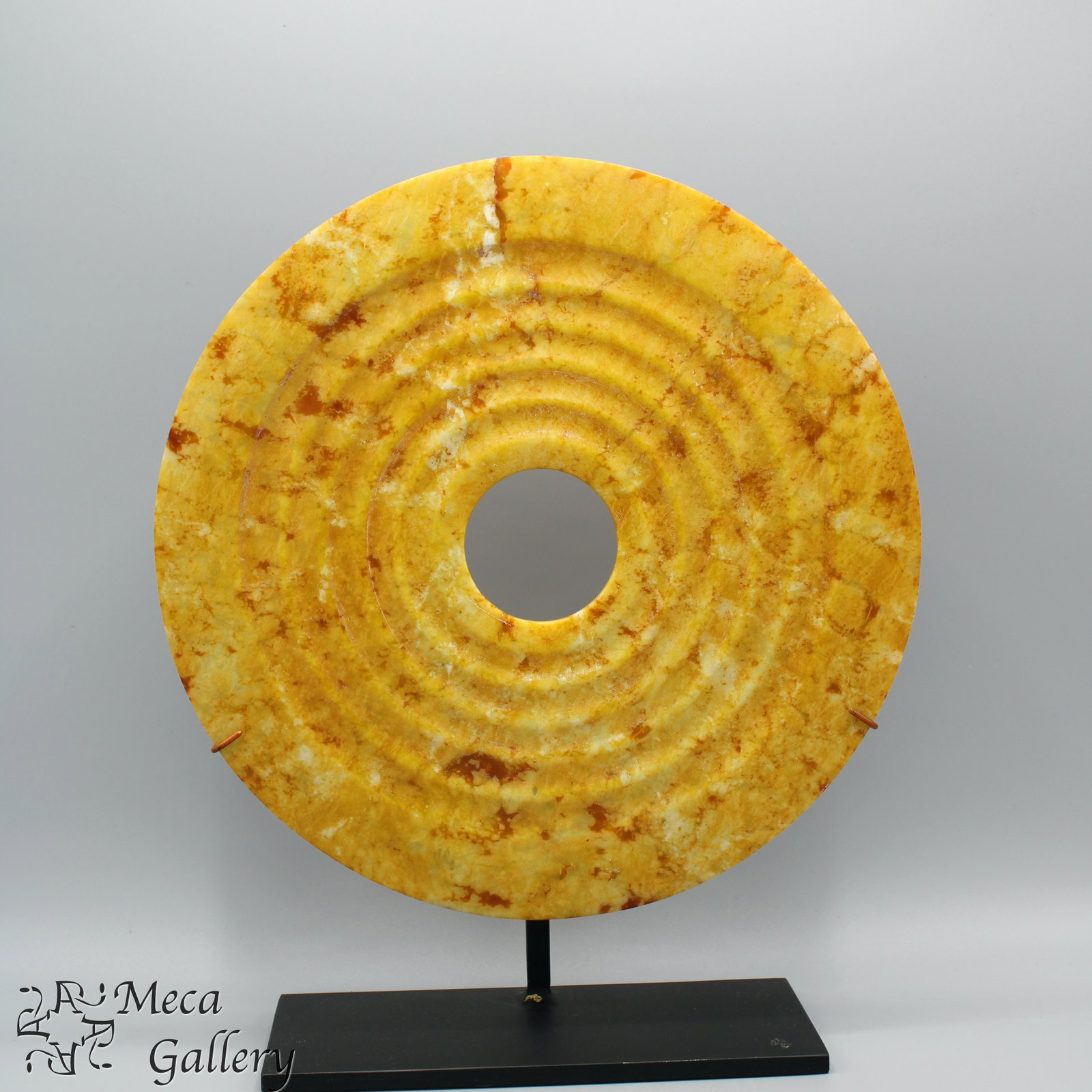 Shang Dynasty Tranlucent Jade Bi (1600-1046 BC): Shang Dynasty Tranlucent Jade Bi (1600-1046 BC) 商朝, 玉璧 ,期約公元前1600-1046年 This exceptional example of a Shang Dynasty ribbed Bi has 