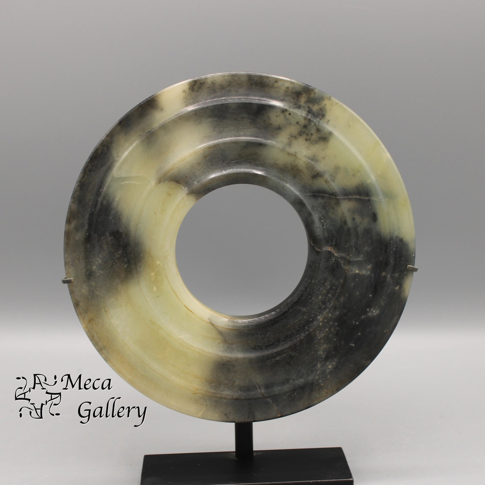 Shang Dynasty Grooved Jade Bi (1600-1046 BC): Shang Dynasty Grooved Jade Bi (1600-1046 BC) 商朝, 玉璧 ,期約公元前1600-1046年 This exceptional example of a Shang Dynasty ribbed Bi is carv