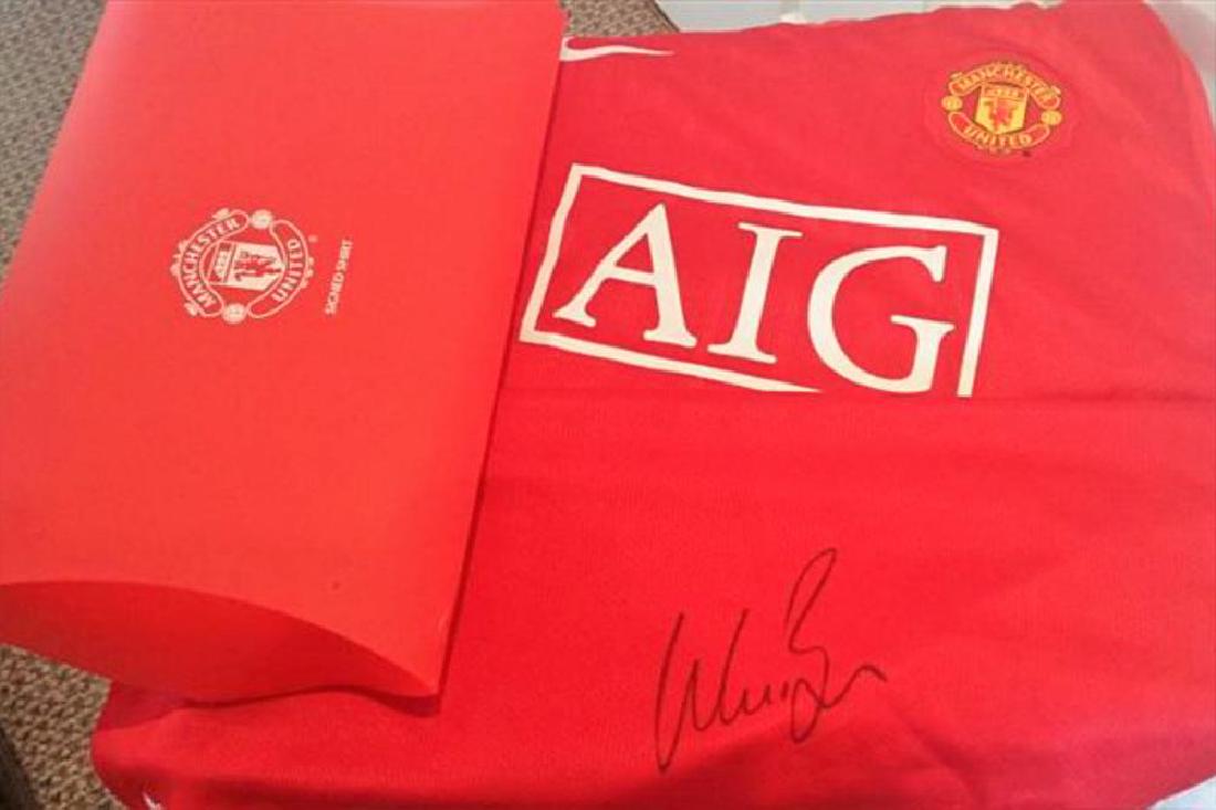 - Wes Brown signed Manchester United Football: Lot 173 - Wes Brown signed Manchester United Football Shirt - Wesley Michael Brown (born 13 October 1979) is an English professional footballer who plays as a defender for Indian club Kerala Blasters.