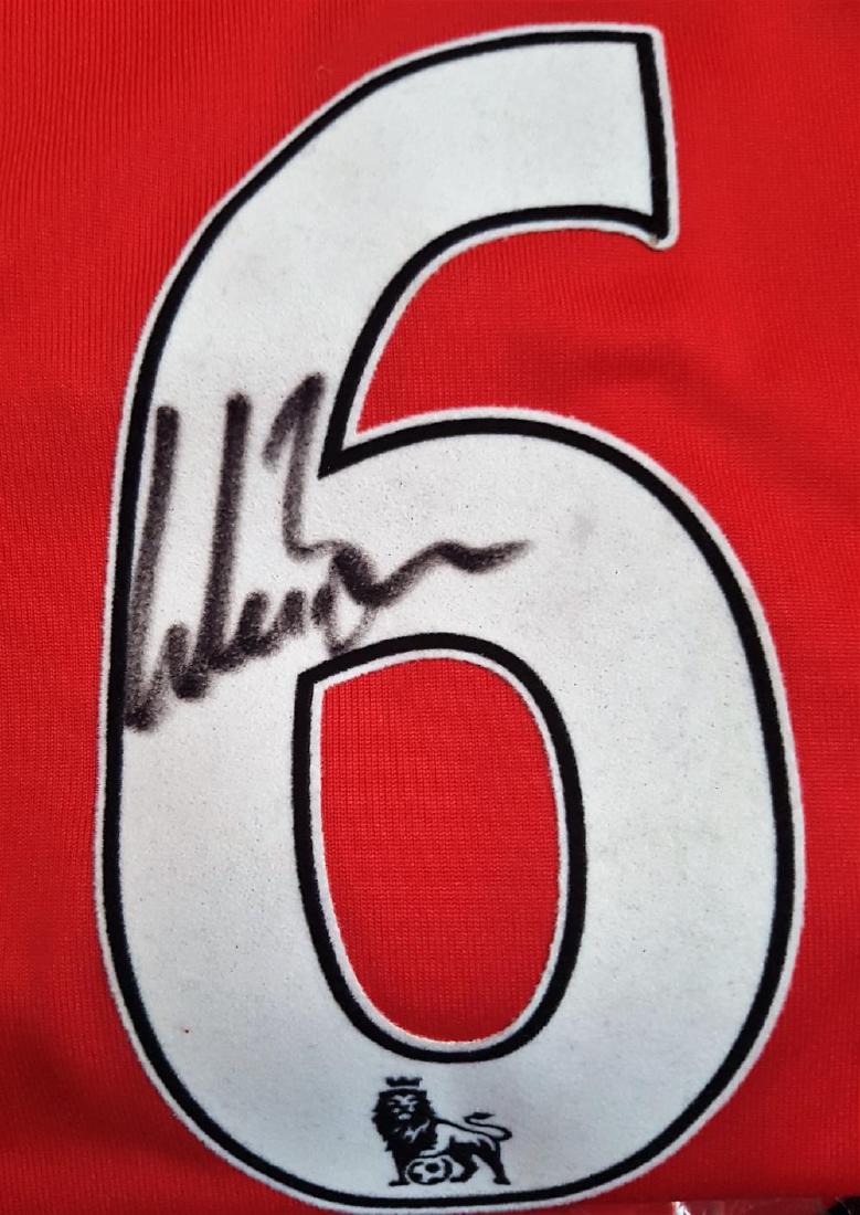 Wes Brown Signed Manchester United Football Shirt.: - Wes Brown Signed Manchester United Football Shirt. Wesley Michael Brown (born 13 October 1979) is an English professional footballer who plays as a defender for Indian club Kerala Blasters. Conditio