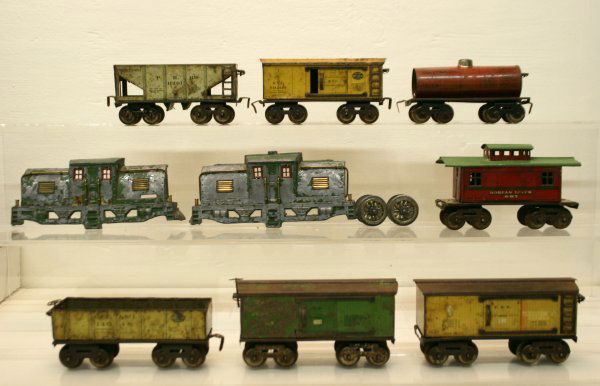 Dorfan O Gauge Freight Car And Parts Lot 8 Pieces: Dorfan Engine Body & Wheel Set, 11201 Hopper PRR, 14048 Gondola CCC&StL, 126432 Boxcar Union Pacific, 517952 Boxcar Pennsy, 607 Forfan Lines Bobber Caboose, 182999 NYC Boxcar, Indian Refining Co. Tank