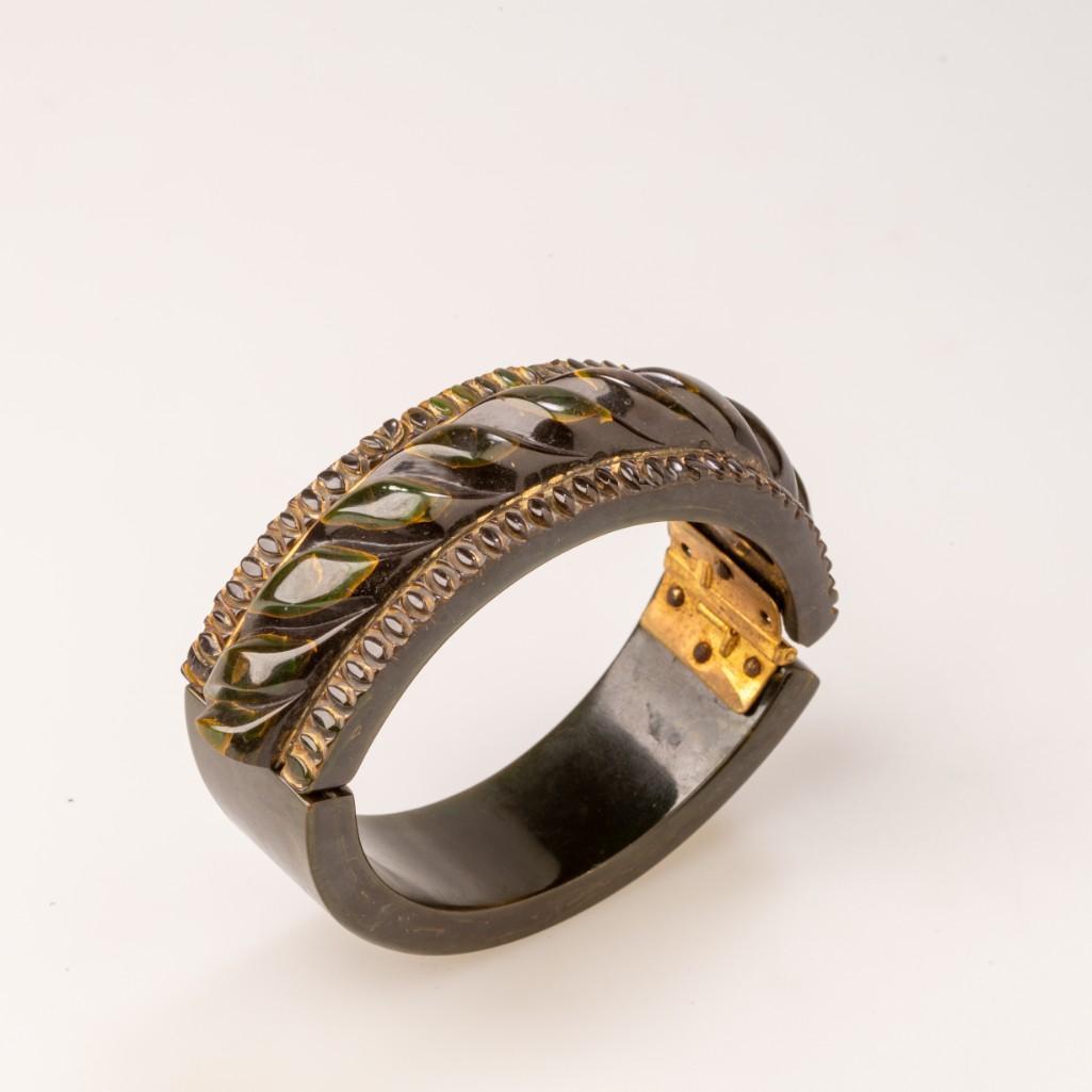 Hinged Art Deco Bakelite Bracelet.: Diameter approximately 2.5 inches.