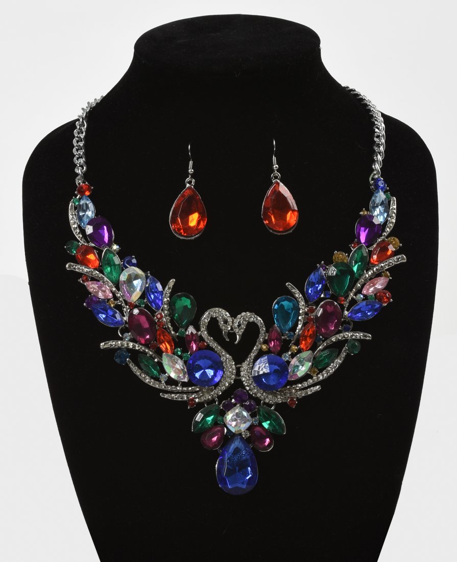 Swan Necklace with Earrings. (1 of 2)