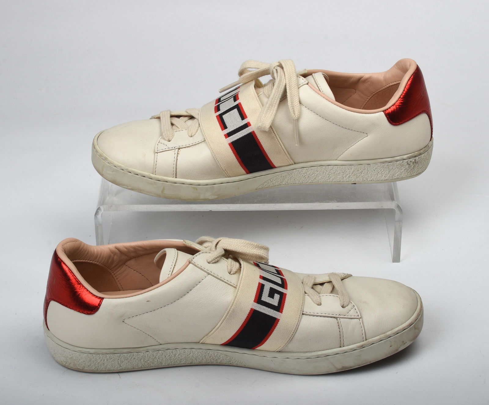 Pair of Leather Gucci Sneakers.: Size 37.5. Condition: almost like new.