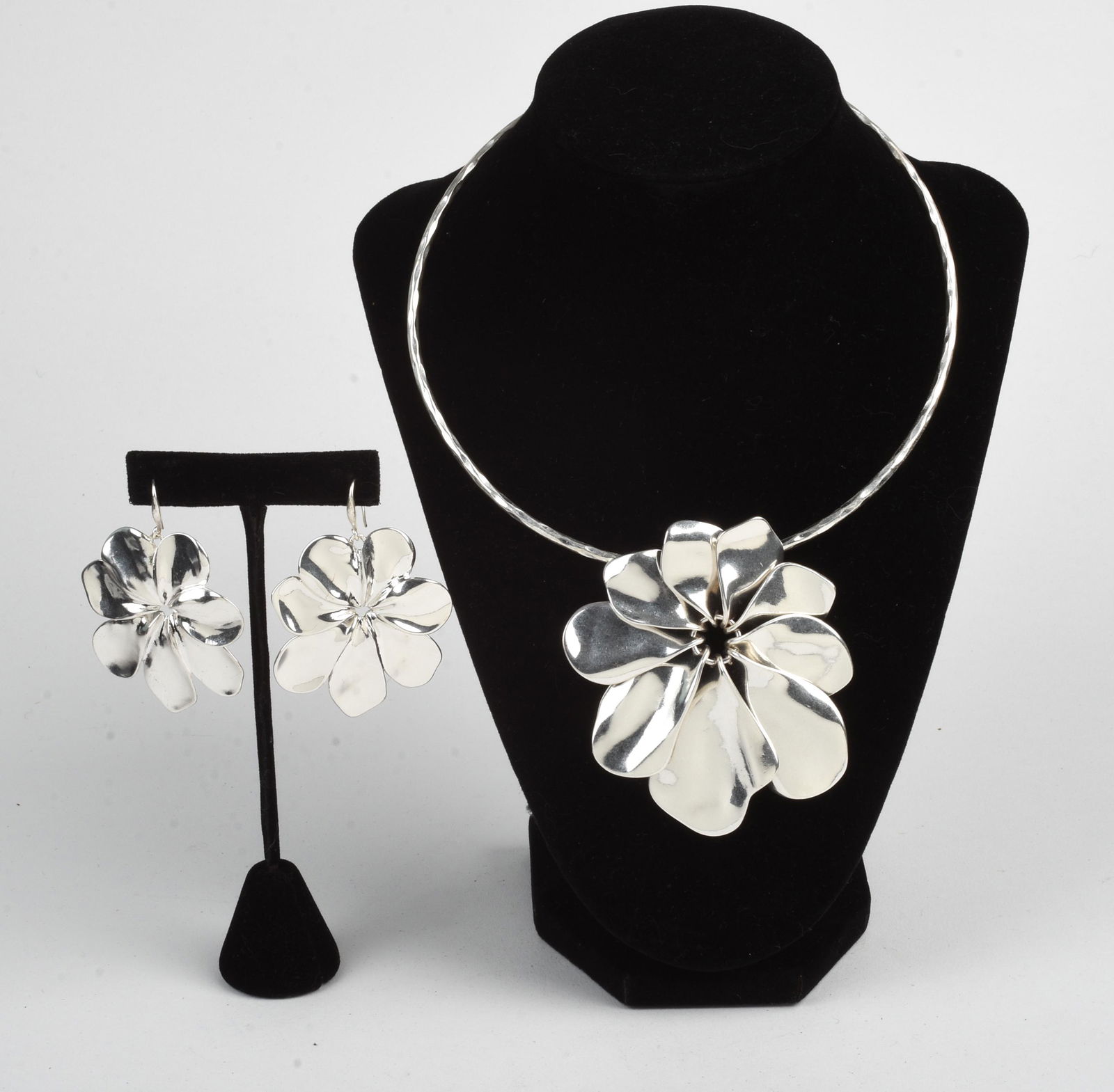 Robert Lee Morris NWT Earring and Necklace Set.: Earrings 2.25 x 2 inches, diameter of necklace 5.25 inches.