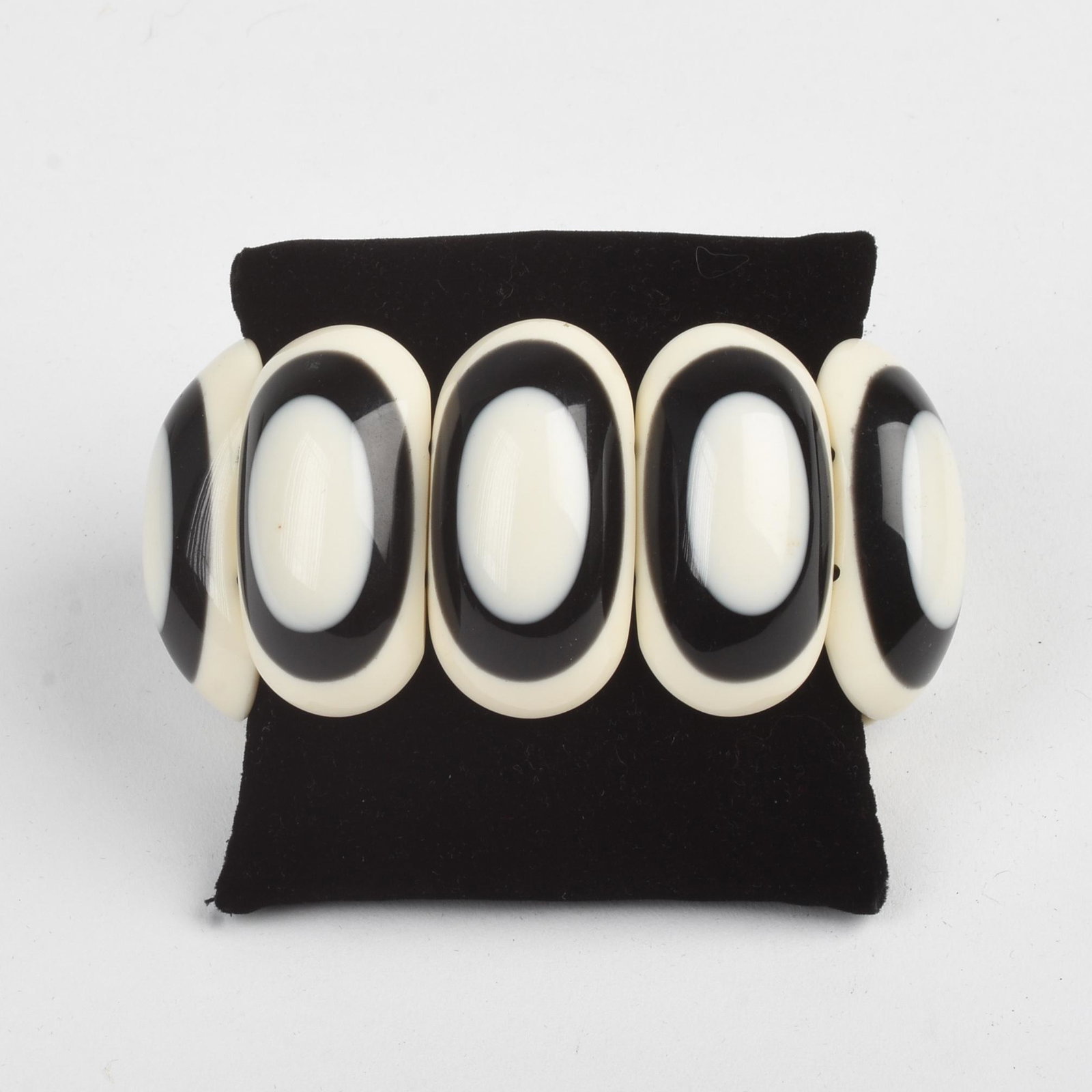 Mid Century Plastic Bracelet.: Diameter 2.5 inches.