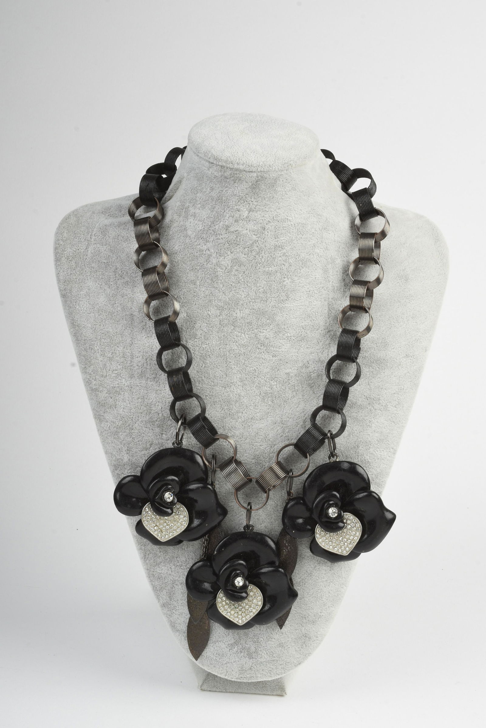 Metal and Rhinestone Flower Necklace. (1 of 3)