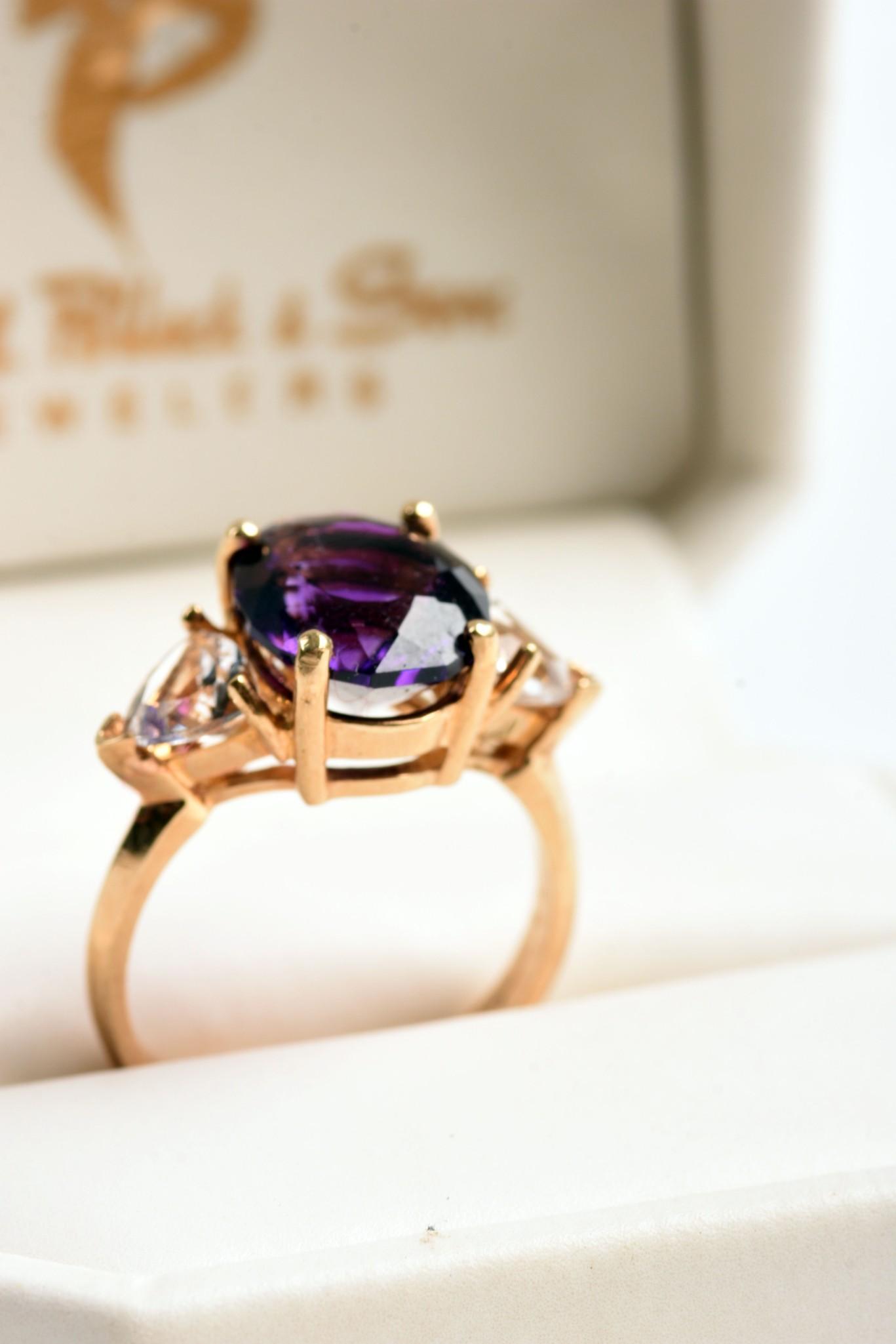 10K Gold and Amethyst Ring.: Size 7.5.