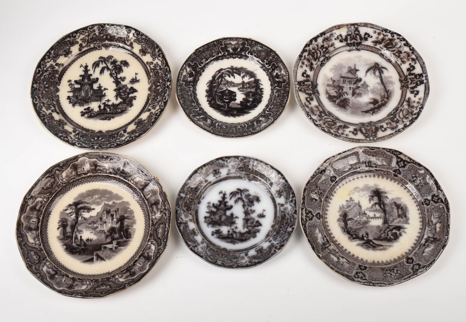 Collection of Mulberry Transfer Printed Plates.: 4 dinner plates, diameter 9.75 inches, 2 luncheon plates, diameter 7.75 inches.