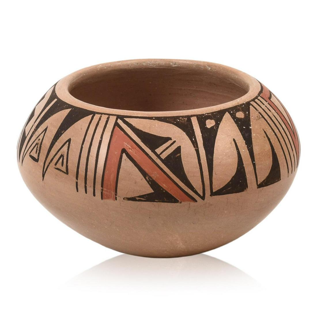 Small Hopi Pot. (1 of 5)