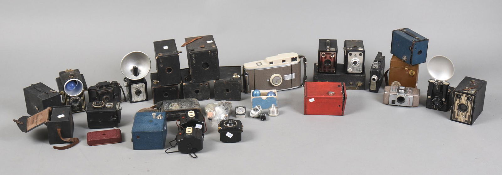 Large Collection of Vintage Cameras. (1 of 4)