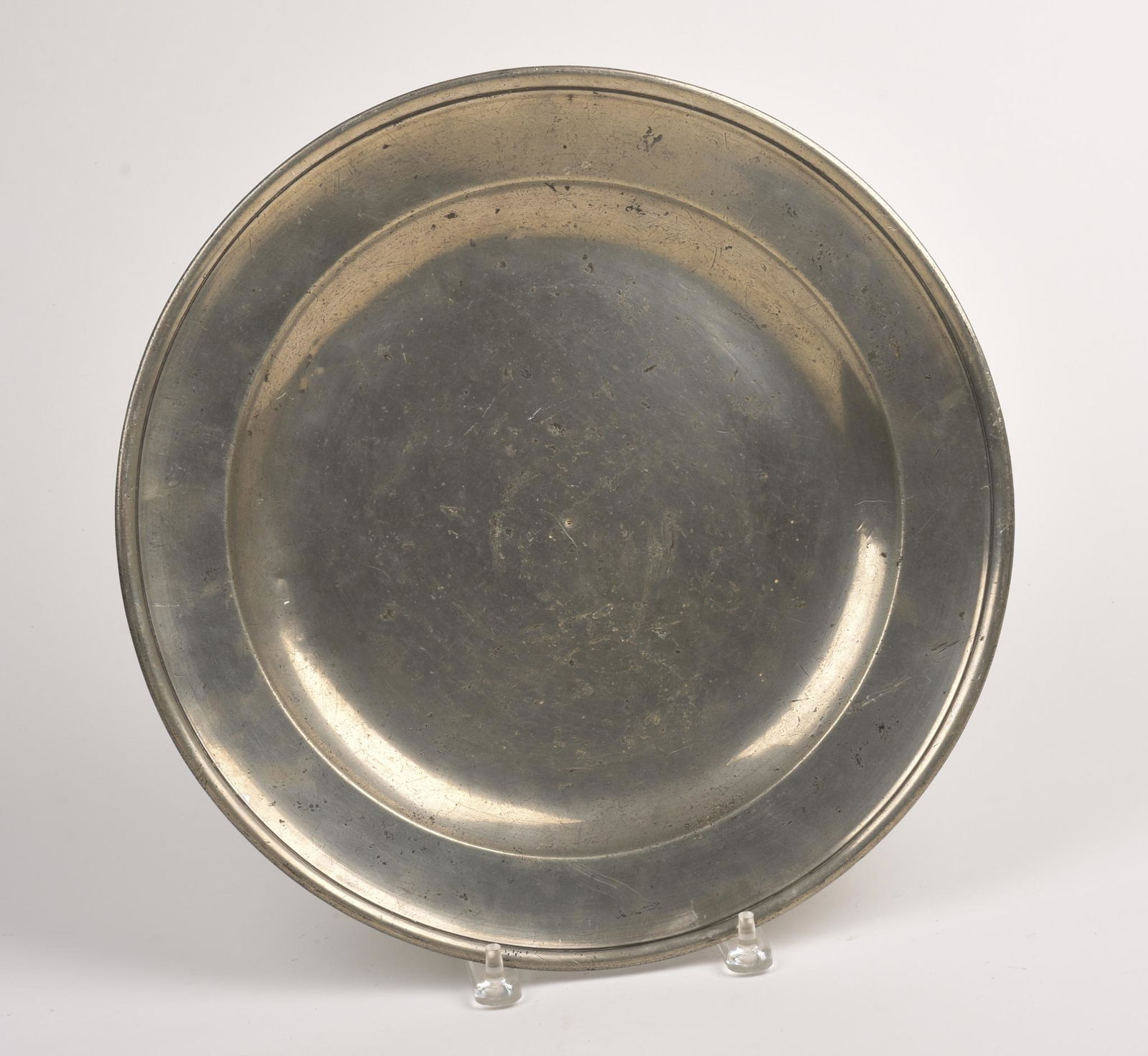 Thomas and Townsend Compton Pewter Charger. (1 of 2)