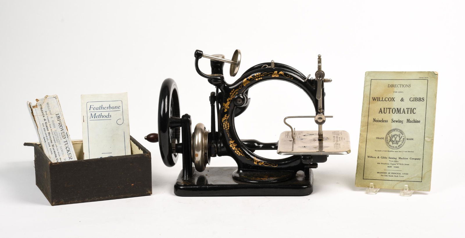 Wilcox & Gibbs Miniature Sewing Machine. (1 of 7)