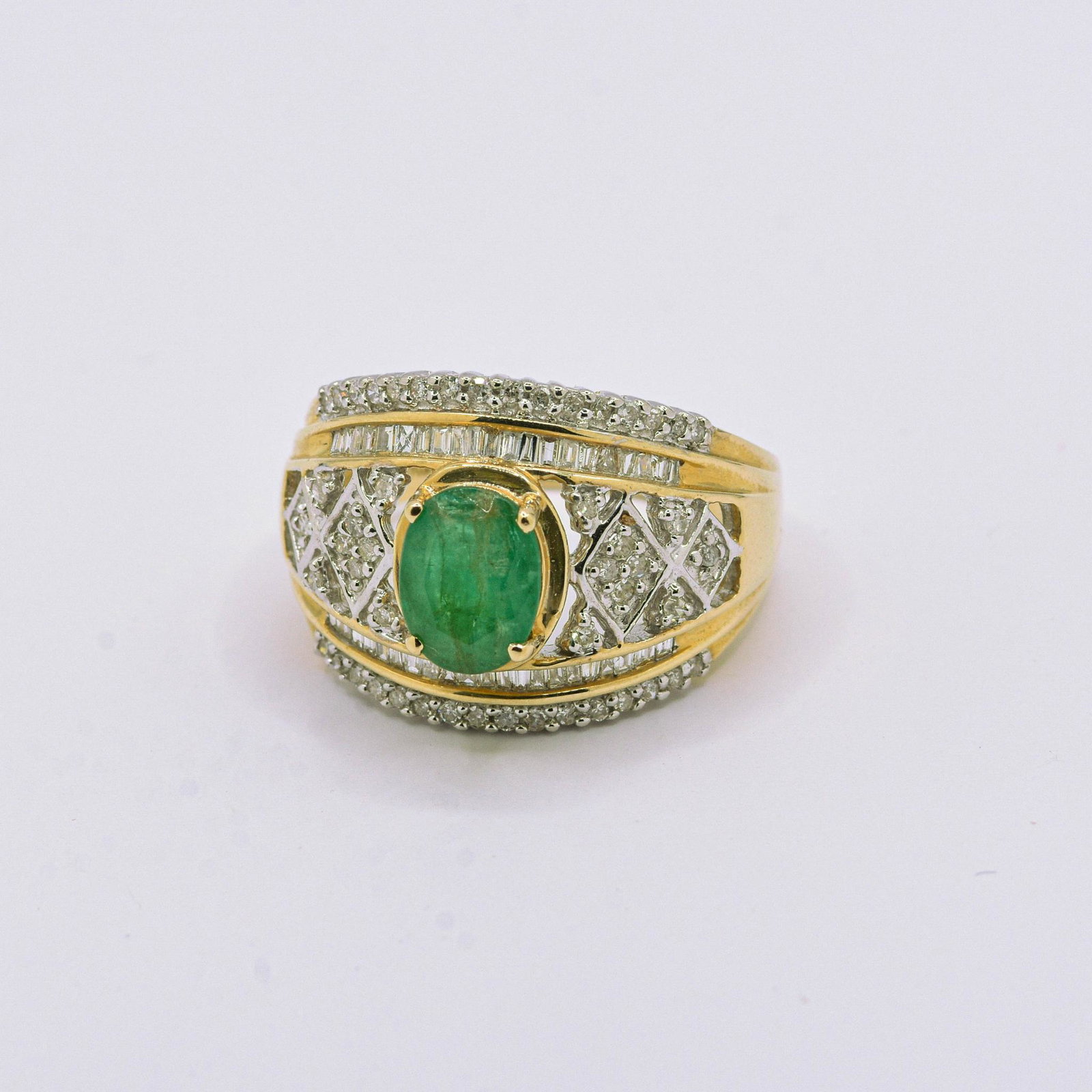 14K Emeraldn & Diamond Ring: 8mm X 6mm Oval Emerald 31) Round Diamond 42) Baguette Diamond Ring Size 7, 7.0 grams