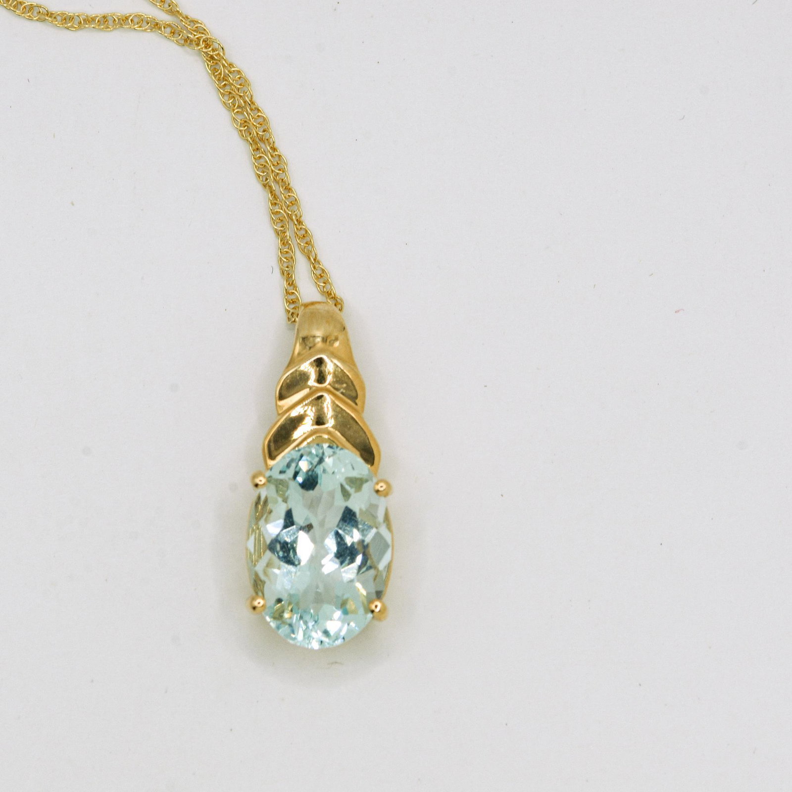 14K Aquamarine Necklace: 14mm X 10mm Oval Aquamarine Necklace, 3.9 grams