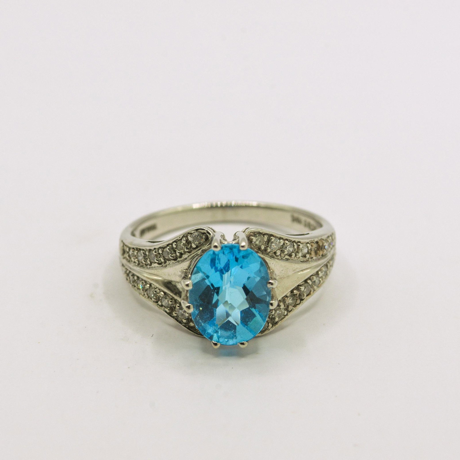 14KW Blue Topaz & Diamond Ring: 9mm X 7mm Oval Blue Topaz with .25cttw Diamond Ring Size 6, 3.5 grams