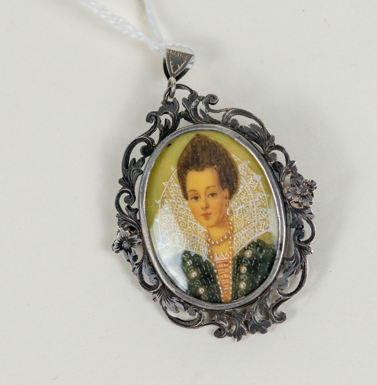 ANTIQUE MINI PORTRAIT FEMALE QUEEN ELIZABETH PORTRAIT SILVER FRAME PENDANT PIN (1 of 2)
