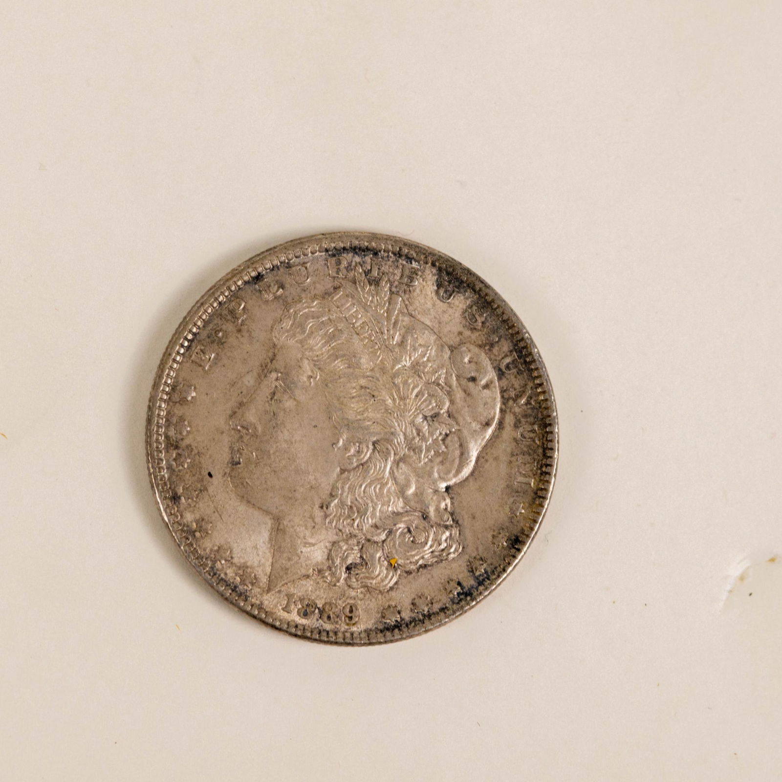1889 MORGAN US SILVER DOLLAR (1 of 2)