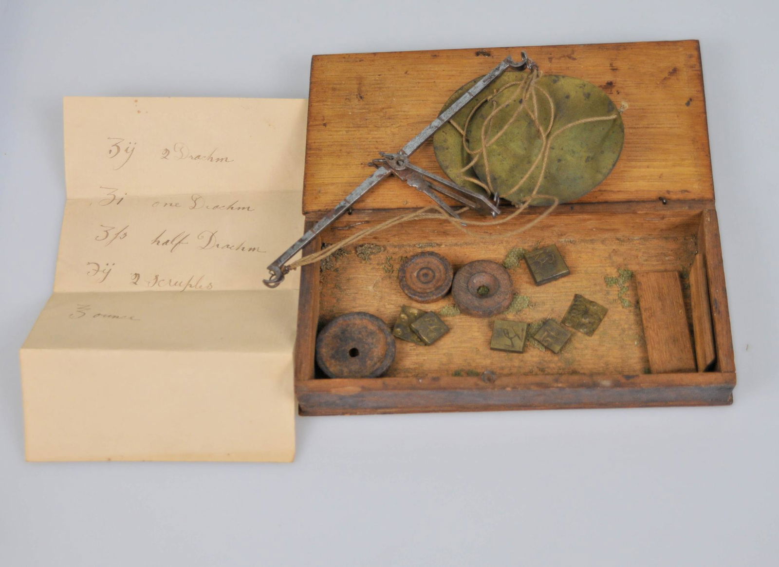 EARLY ANTIQUE PORTABLE JEWELERS GOLD APOTHECARY MEDICINE SCALE W BOX (1 of 4)