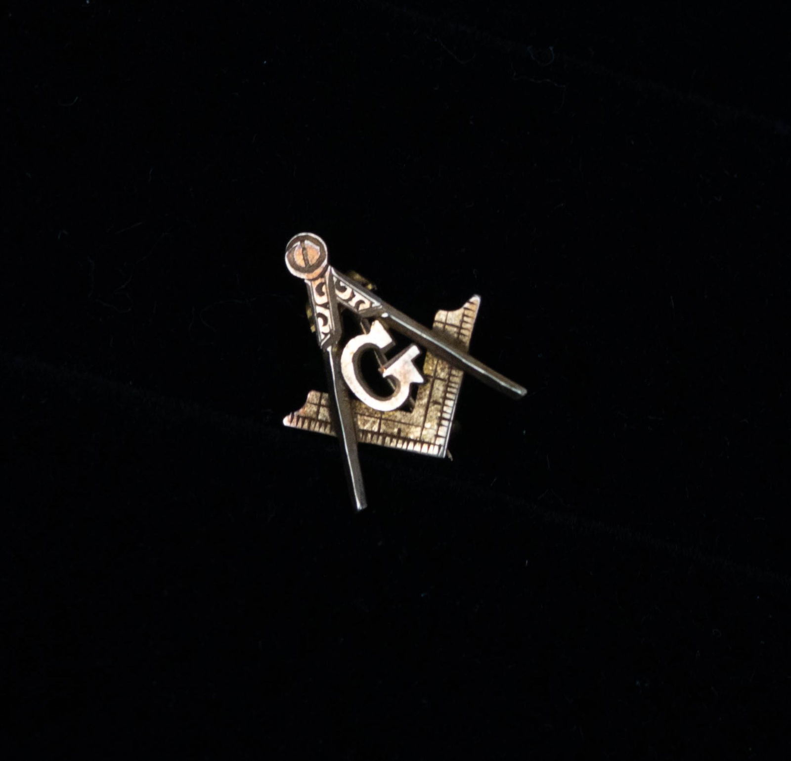 ANTIQUE 14K YELLOW GOLD MASONIC MASON SQUARE COMPASS LAPEL PIN (1 of 2)