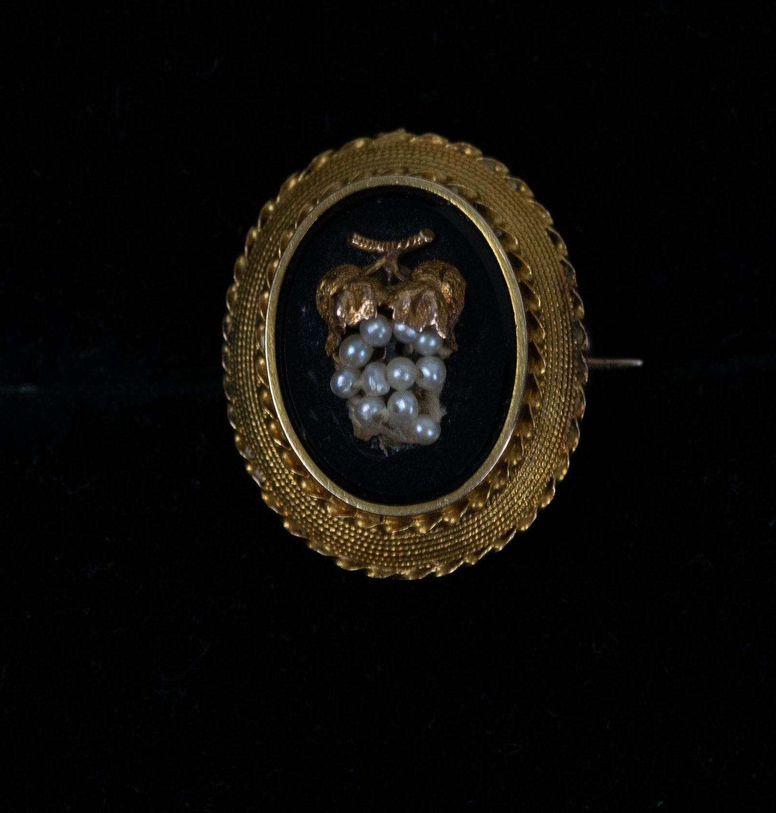 ANTIQUE VICTORIAN 14K YELLOW GOLD SEED PEARL GRAPE CLUSTER PIN BROOCH: Measures 7/8" by 11/16". either black onyx or glass with seed pearls to create a grape cluster. Possibly missing pearl at end of cluster. 3.28 grams.