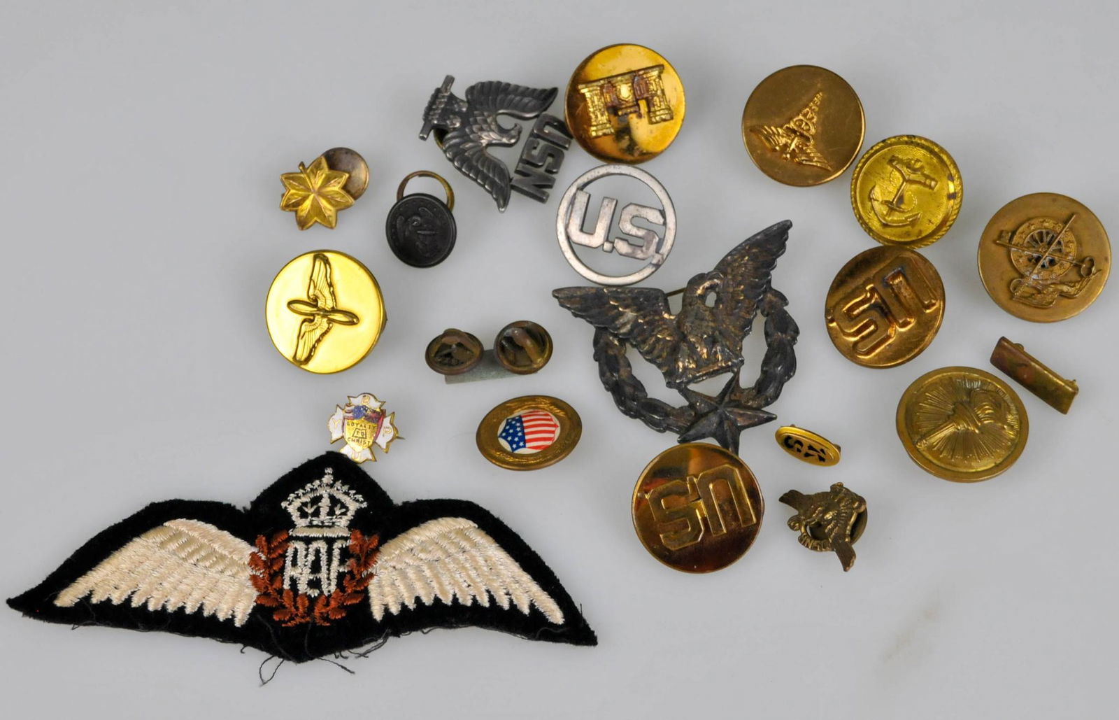 VINTAGE RAF US NAVY MILITARY PILOT EAGLE BUTTON PATCH PIN LOT (1 of 4)