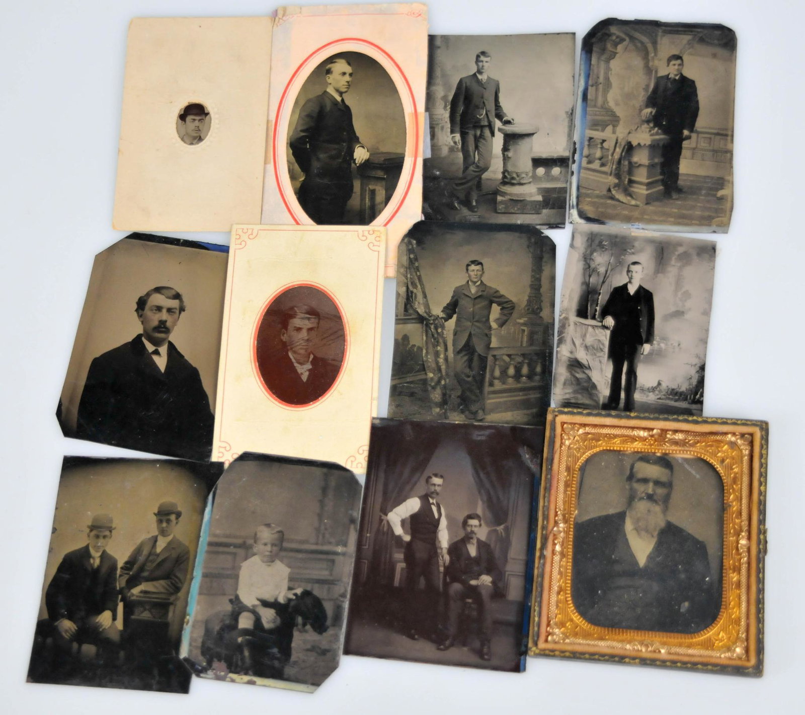 12 ANTIQUE MALE GENTLEMAN PORTRAIT TINTYPE LOT: Some condition issues