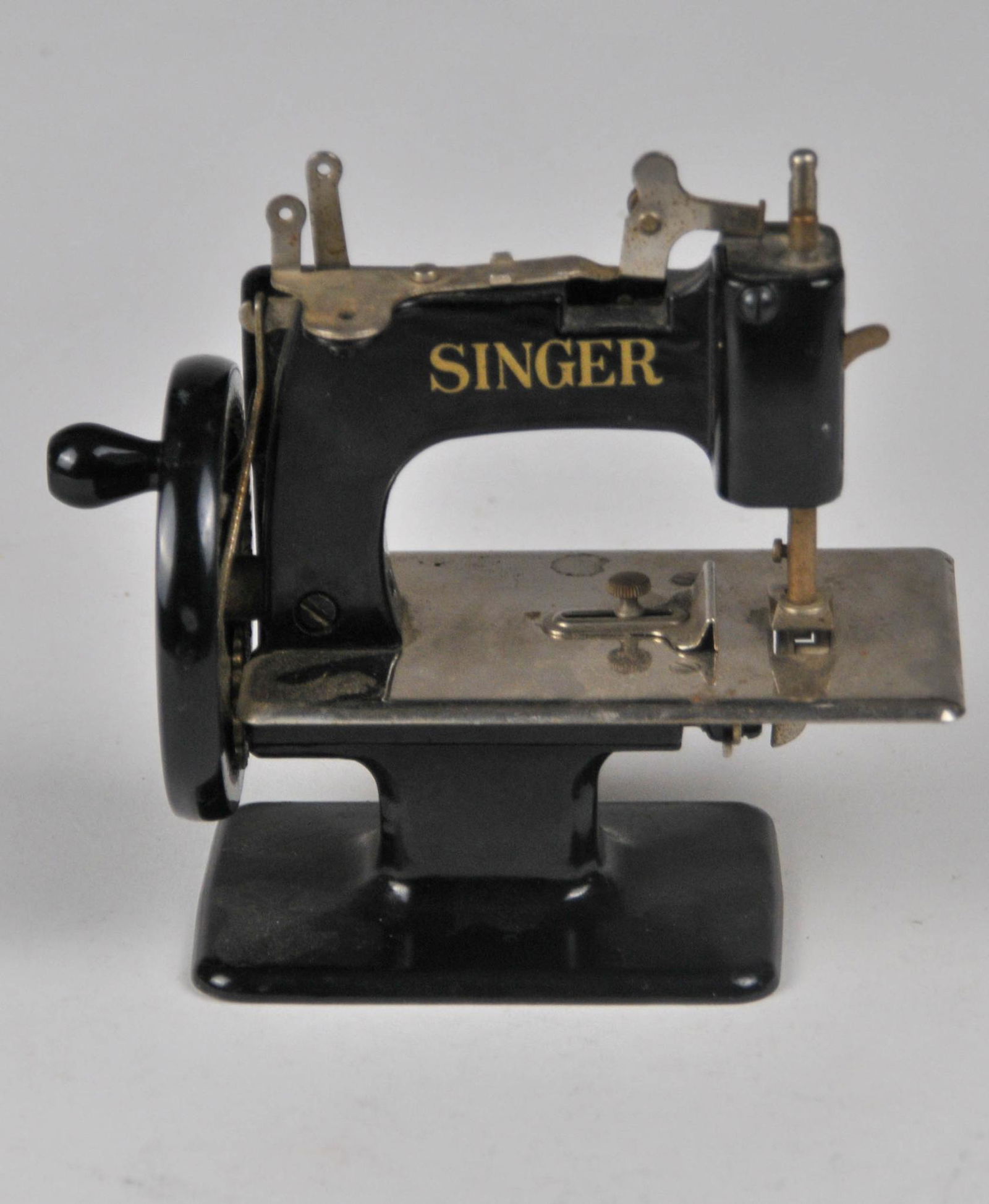 Singer Child's Sewing Machine.: Length 7 inches.
