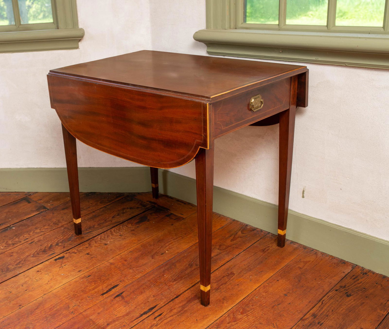 MAHOGANY HEPPLEWHITE PEMBROKE TABLE. (1 of 3)