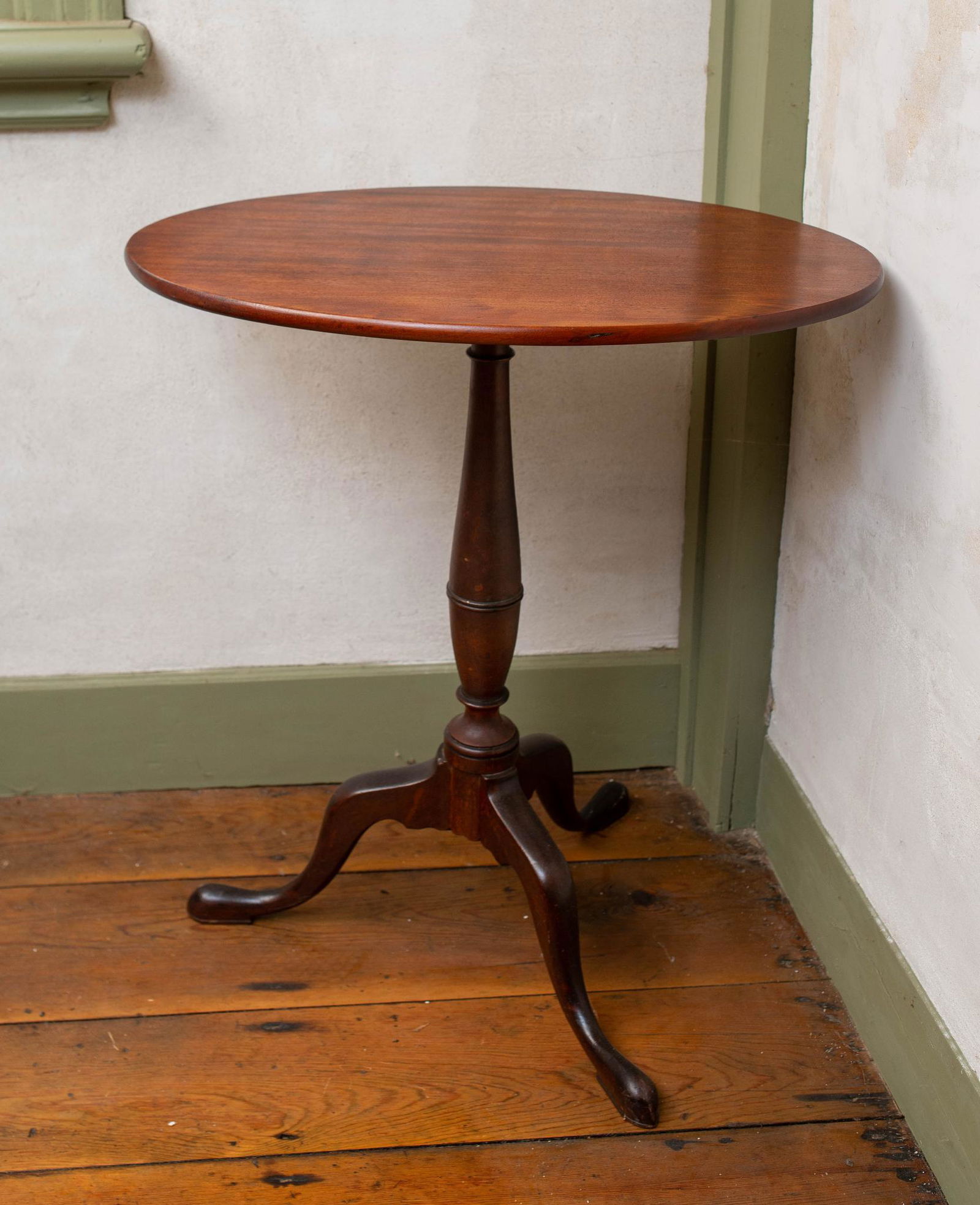 MAHOGANY FEDERAL TILT TOP CANDLESTAND. (1 of 2)