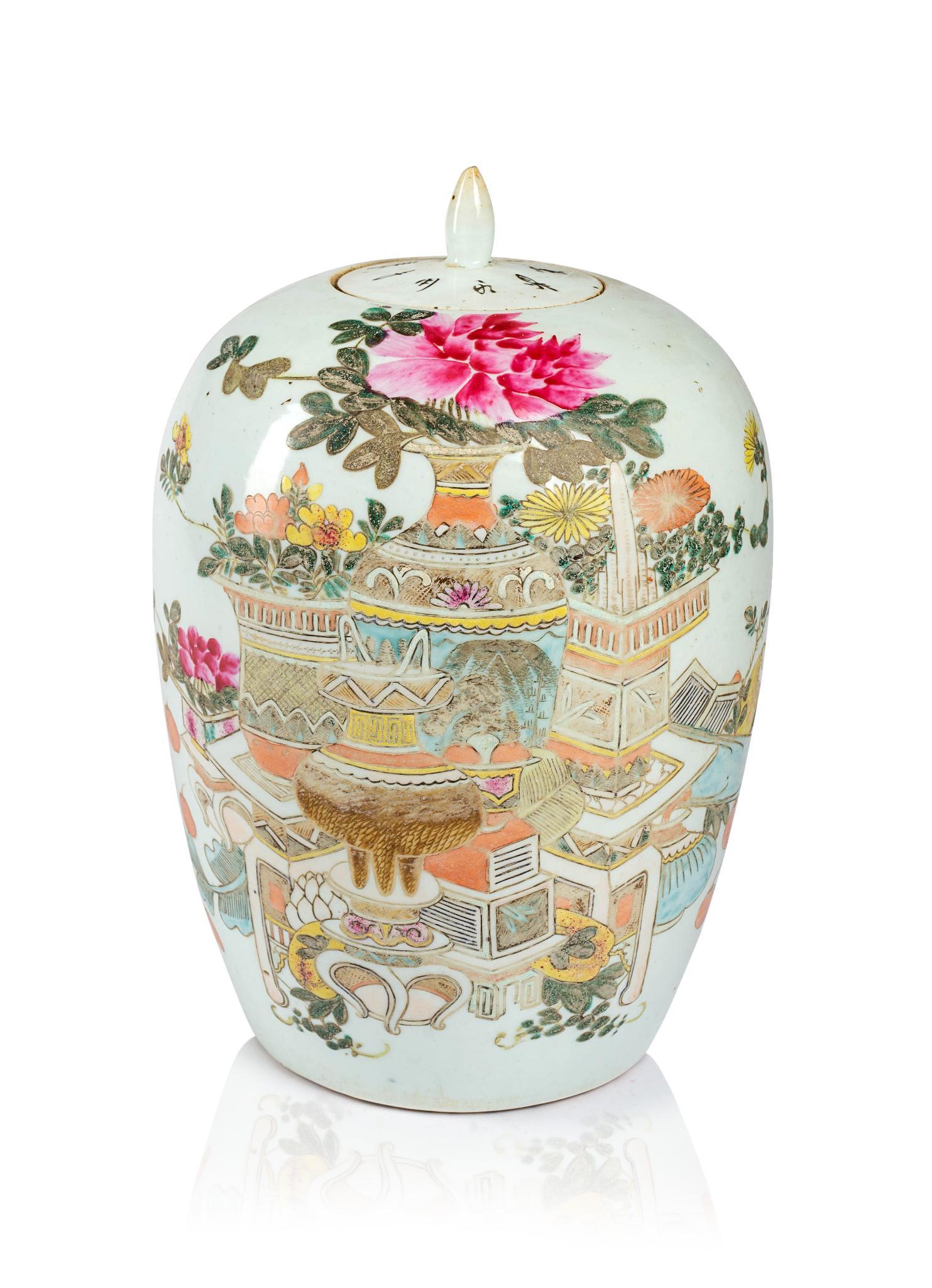 CHINESE EXPORT PORCELAIN OVOID VASE. (1 of 4)